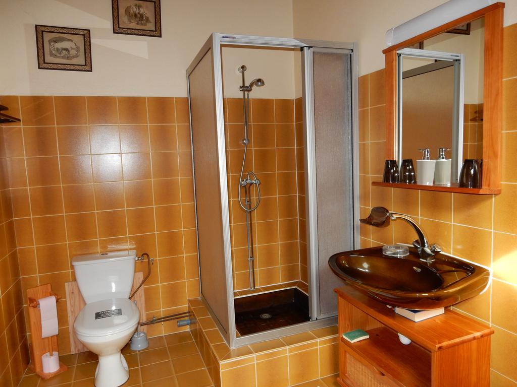 Bed and Breakfast Le Chateau Des Estubiers Сериньян-дю-Конта Номер фото