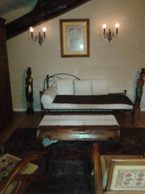 Bed and Breakfast Le Chateau Des Estubiers Сериньян-дю-Конта Номер фото