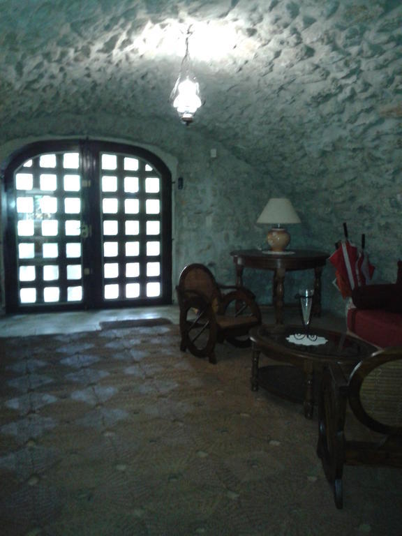 Bed and Breakfast Le Chateau Des Estubiers Сериньян-дю-Конта Экстерьер фото