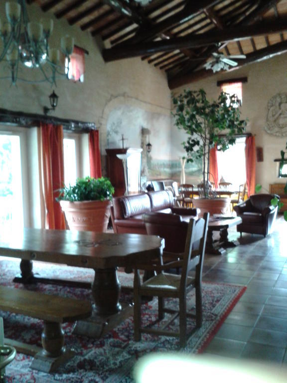 Bed and Breakfast Le Chateau Des Estubiers Сериньян-дю-Конта Экстерьер фото
