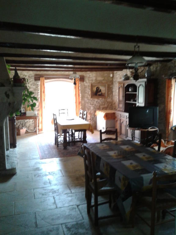 Bed and Breakfast Le Chateau Des Estubiers Сериньян-дю-Конта Экстерьер фото