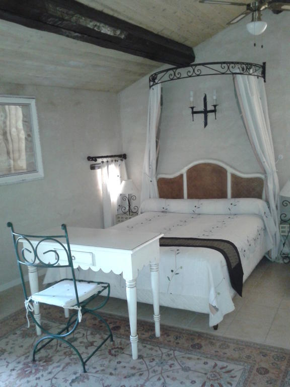 Bed and Breakfast Le Chateau Des Estubiers Сериньян-дю-Конта Номер фото