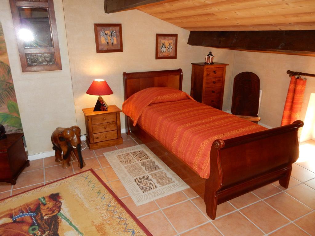 Bed and Breakfast Le Chateau Des Estubiers Сериньян-дю-Конта Экстерьер фото