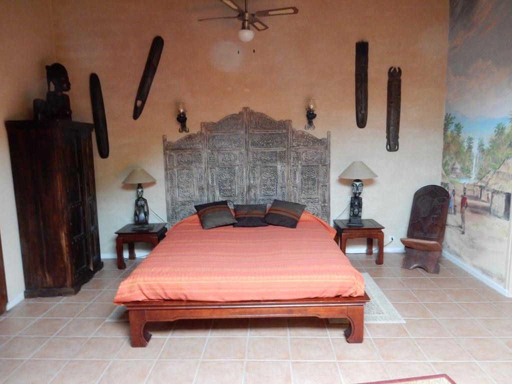 Bed and Breakfast Le Chateau Des Estubiers Сериньян-дю-Конта Экстерьер фото